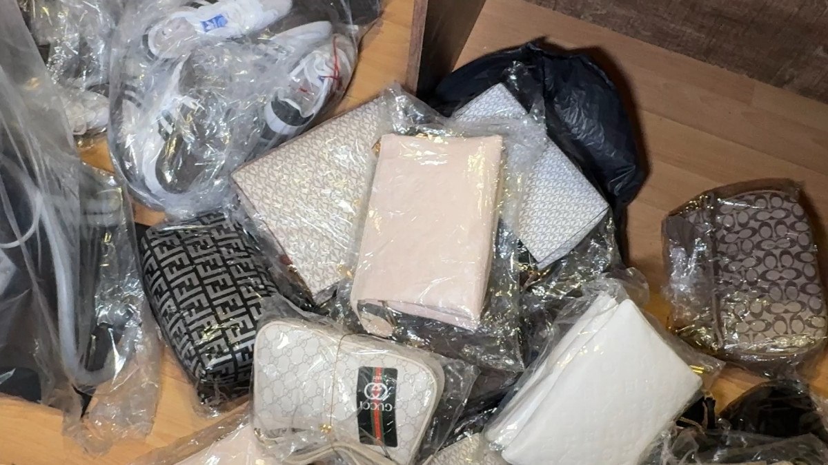 İstanbul'da ruhsatsız kargo bürosu sahte ürünlerle dolu çıktı 5 istanbulda ruhsatsiz kargo burosu sahte urunlerle dolu cikti 4 G4iefsAF