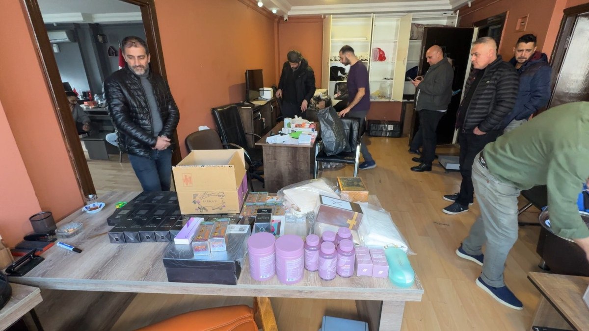 istanbulda ruhsatsiz kargo burosu sahte urunlerle dolu cikti 5 JafKCrnS