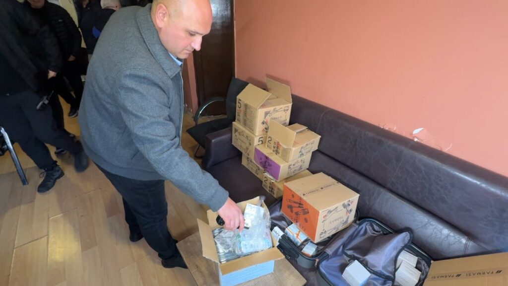 istanbulda ruhsatsiz kargo burosu sahte urunlerle dolu cikti iv4SOTUt