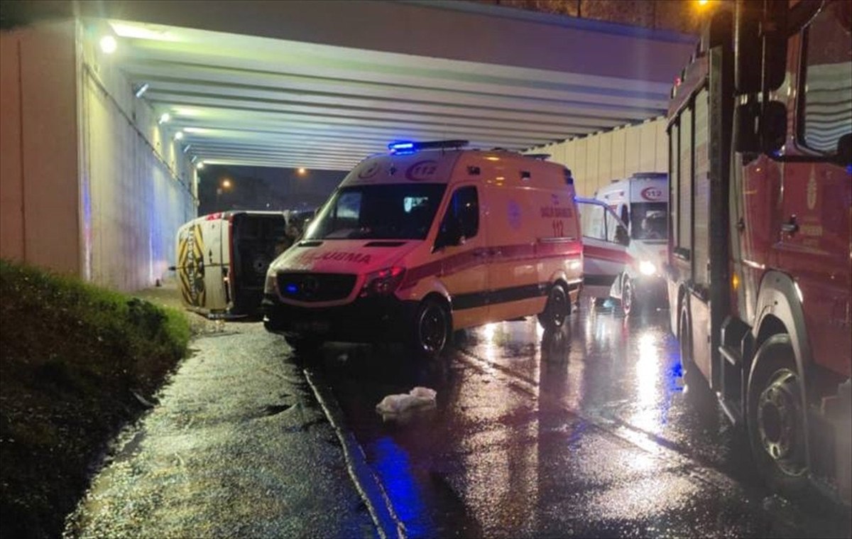 istanbulda servis minibusu devrildi 7 yarali 1 ZXqtgQlT