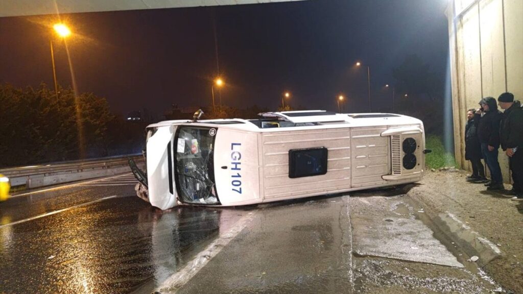 istanbulda servis minibusu devrildi 7 yarali HITpxfk4