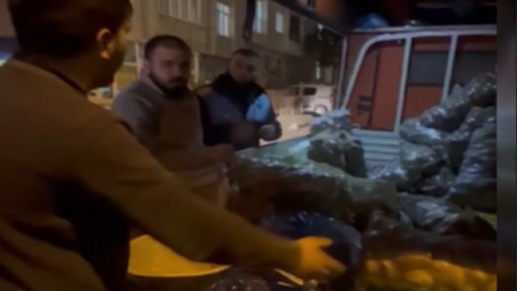 istanbulda seyyar satinin oyunu kisa surdu 21 kilogram diye sattigi patates 10 kilogram cikti KlQ7MJzp