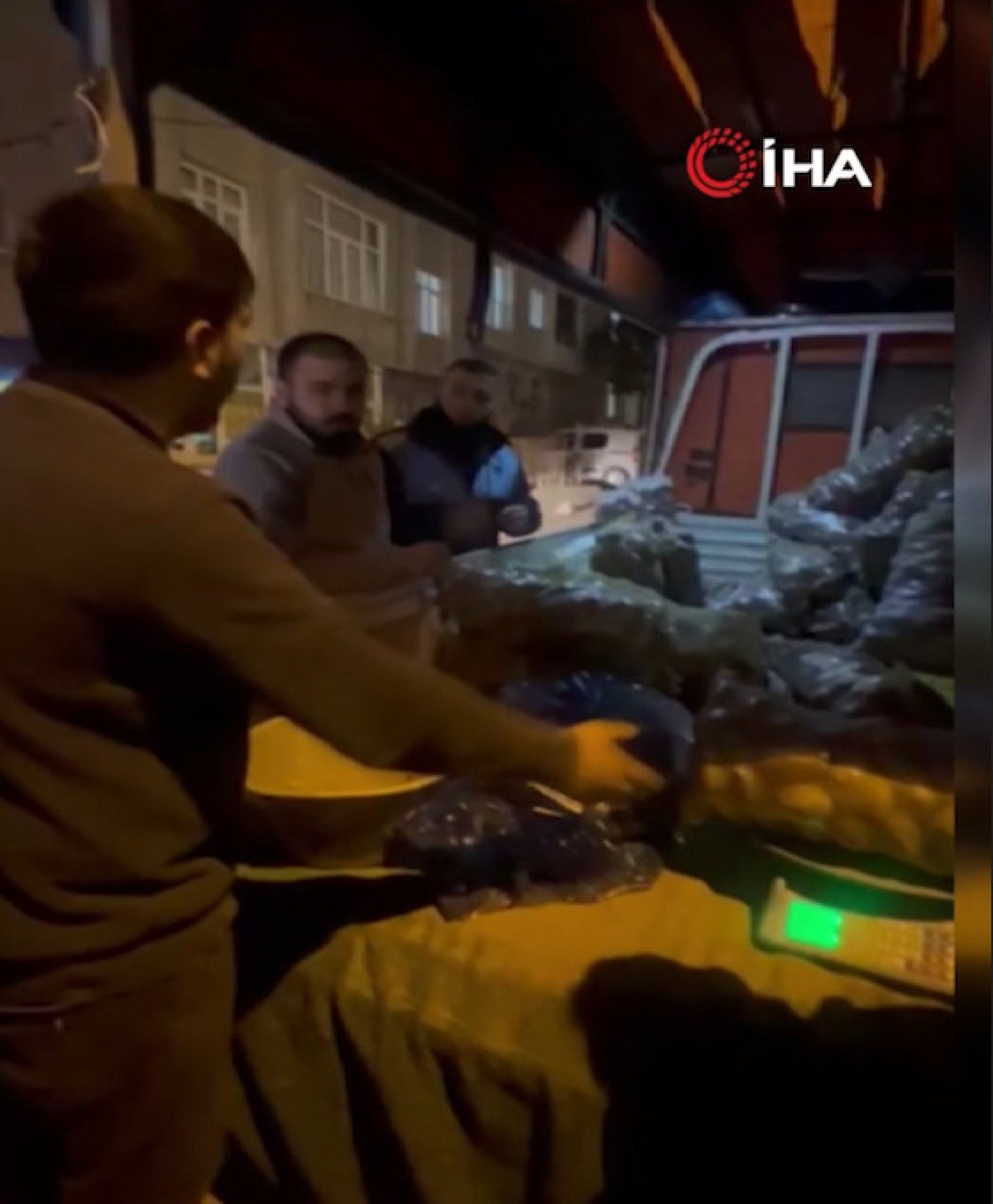 istanbulda seyyar satinin oyunu kisa surdu 21 kilogram diye sattigi patates 10 kilogram cikti m1O5lr4D