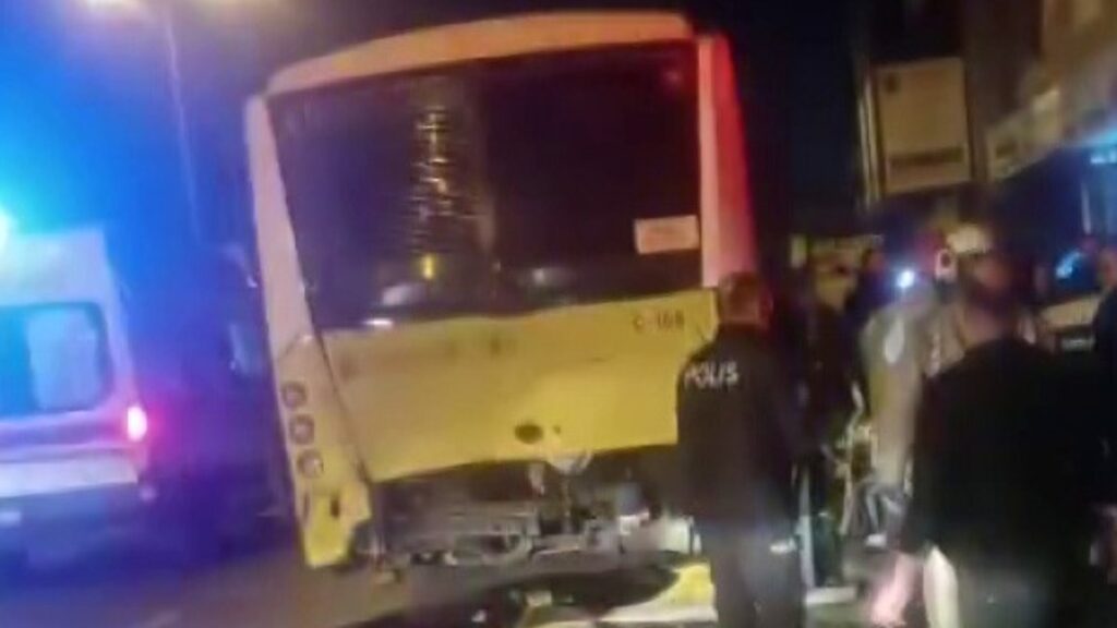 istanbulda suratle gelen otomobil duran iett otobusune arkadan carpti fb9teIMd