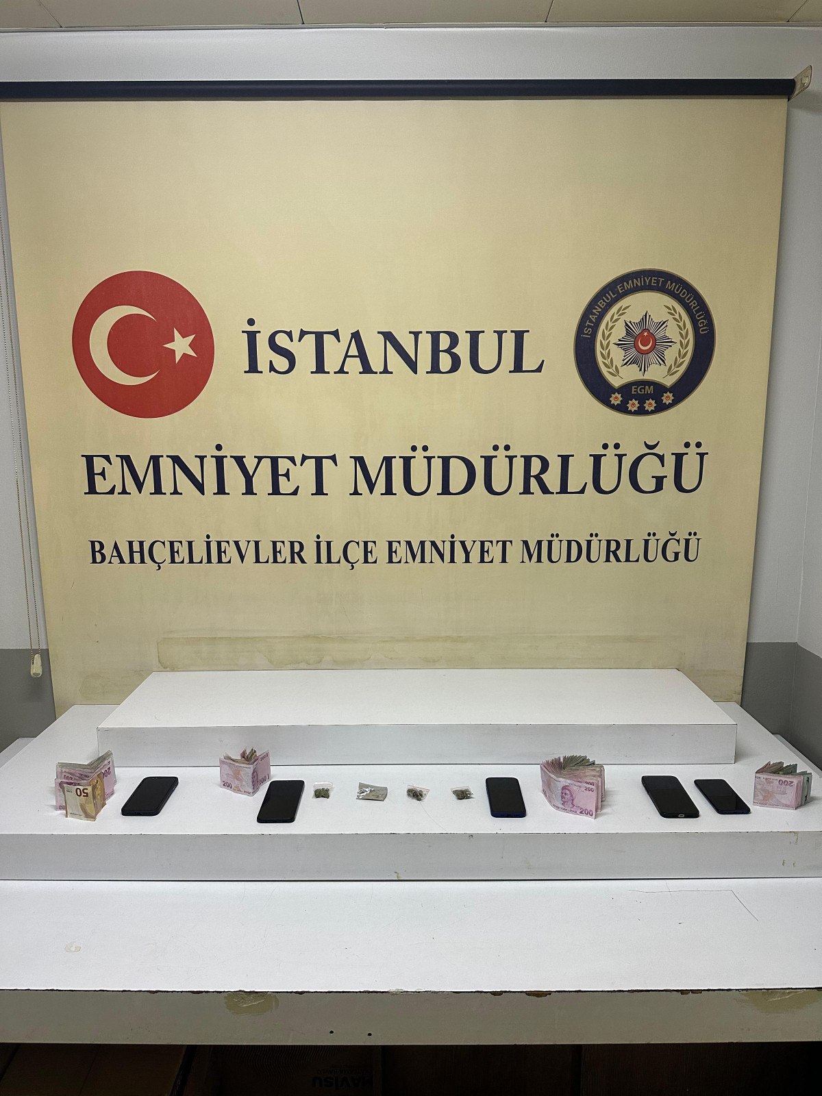 istanbulda taksicinin yakalattigi torbacilar polislere saldirdi 2 ORjcLiiH