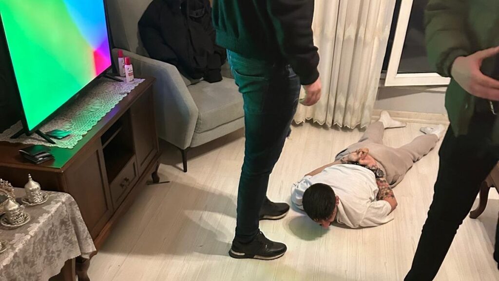 istanbulda taksicinin yakalattigi torbacilar polislere saldirdi u7wcxAQr