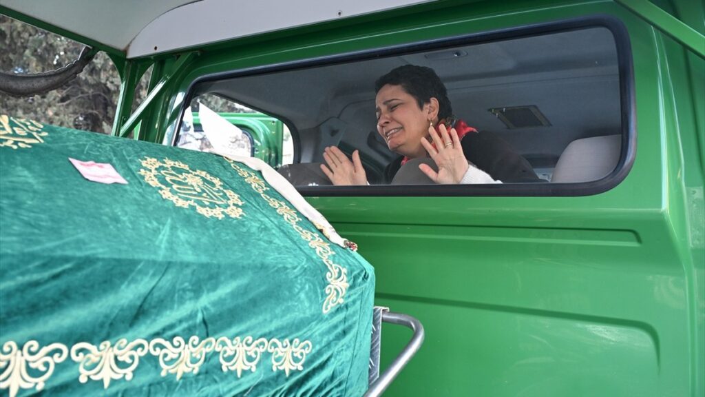 istanbulda yangin faciasinda hayatini kaybeden genc kiz topraga verildi kNytaBGG