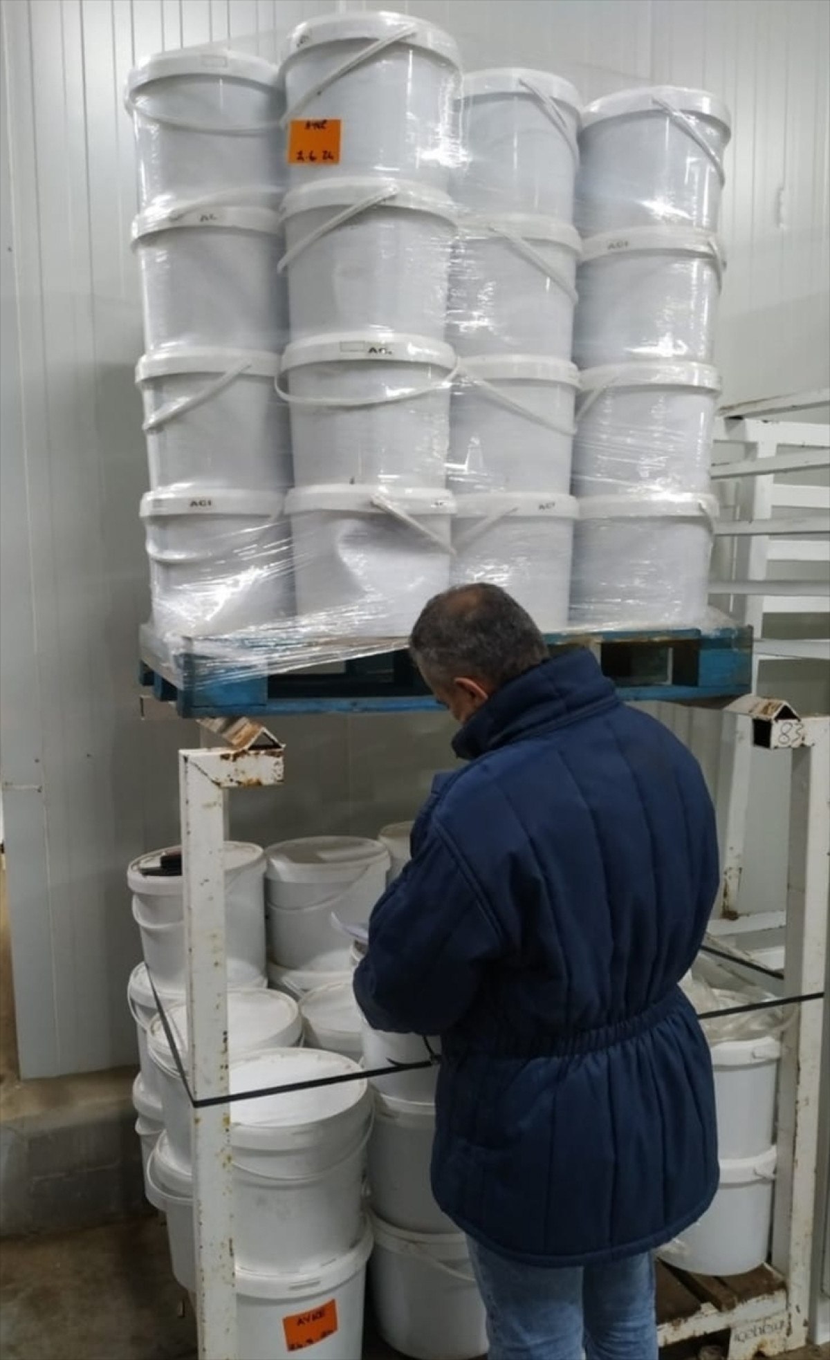 izmirde 67 ton uygunsuz gida tutan 28 firmaya ceza 2