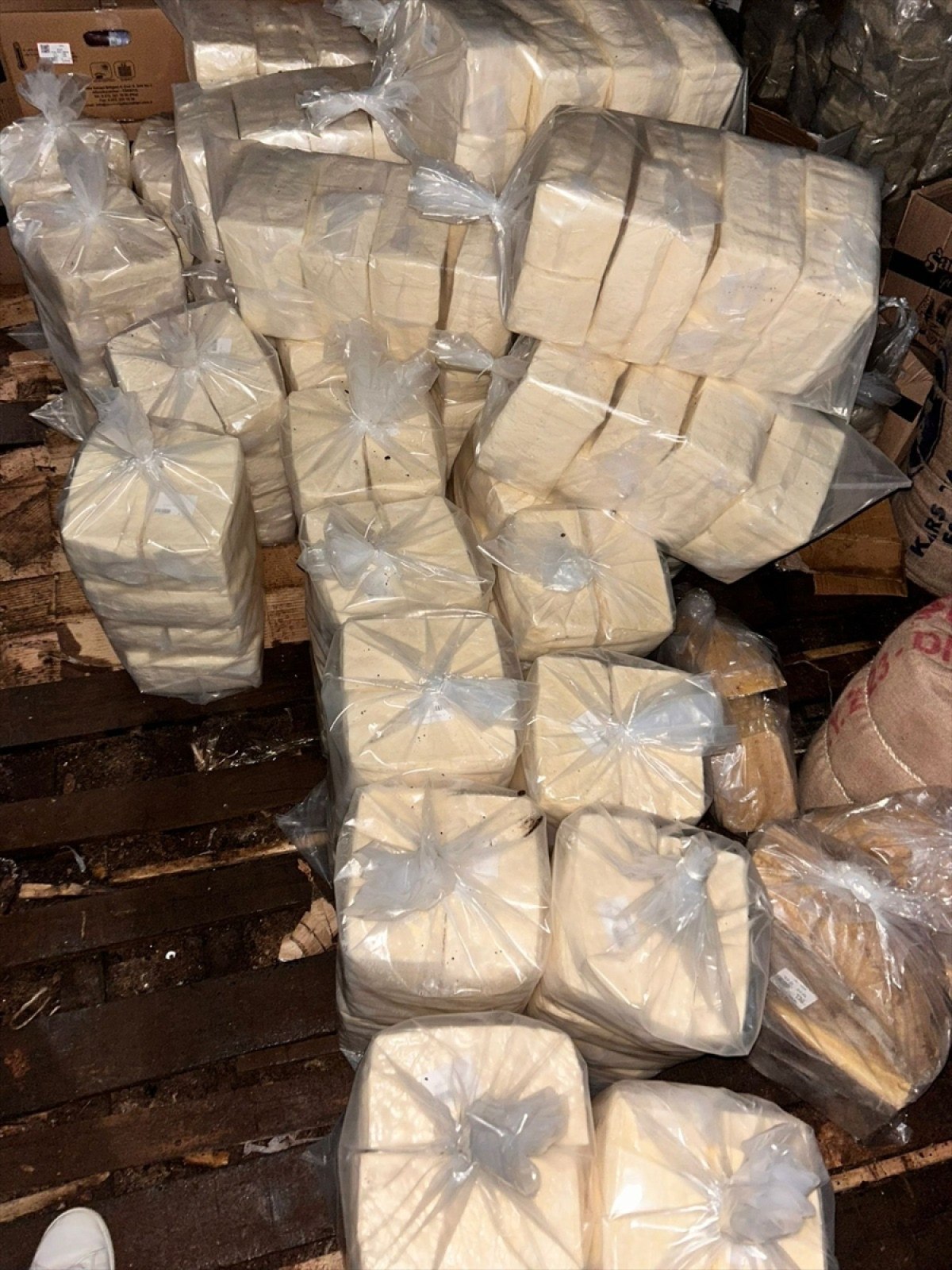 izmirde 67 ton uygunsuz gida tutan 28 firmaya ceza 3 wWGGEnR3