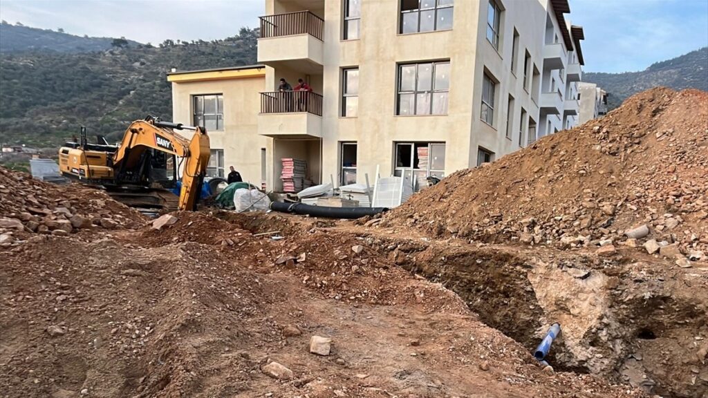 izmirde insaat alanindaki gocukte kalan isci kurtarildi 4i4dezYT