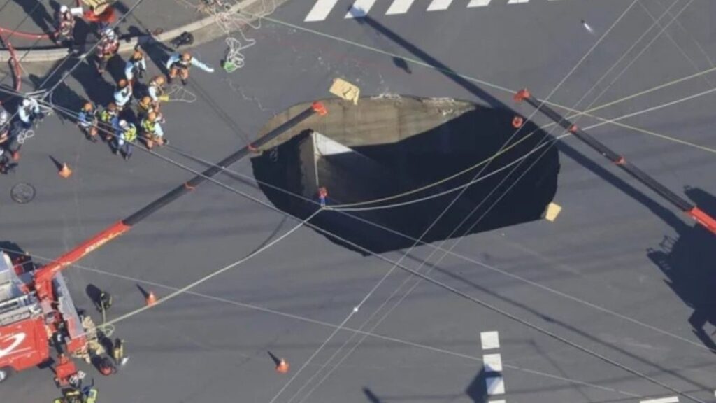 japonyada yol coktu dev cukura kamyonet dustu tuTsssXs