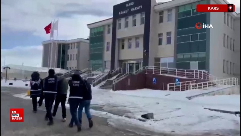 karsta uyusturucu operasyonu kuryelerin makatindan 59 parca cikti bTN4XZ8B