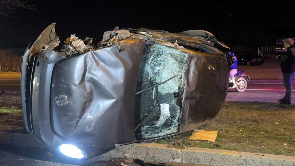 kirikkalede tirla otomobil carpisti 2 kisi yaralandi brhMkdxa