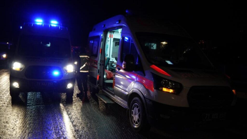 kirikkalede yaralilara mudahalede eden saglikcilara otomobil carpti 10 yarali g3XelqOY