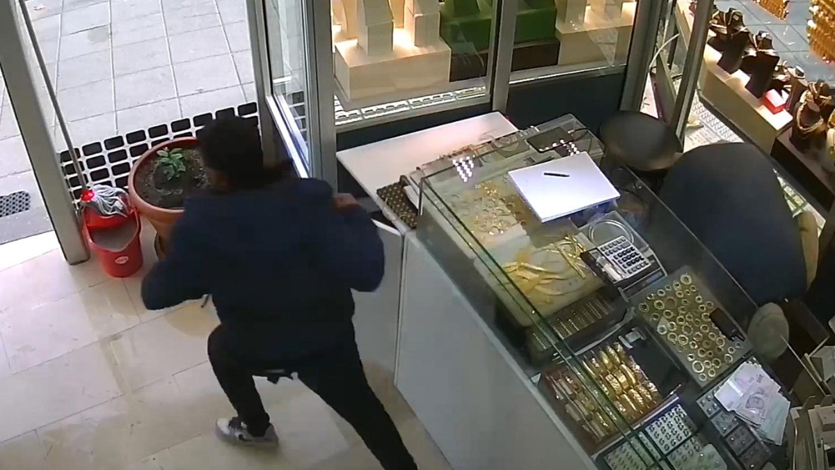 kirklarelide kuyumcudan bilezikleri calip kacan supheli tutuklandi 1 HSDD4kbb