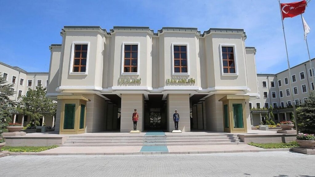 kirmizi bultenle aranan iki suc orgutu uyesi turkiyeye getirildi wGJtUjl8