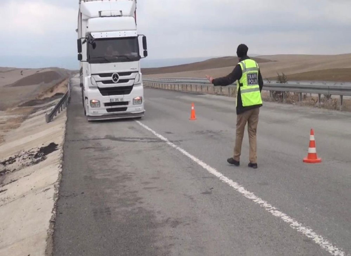 kirsehirde dorsesinde kacak gocmen yakalanan tir soforunun savunmasi 0 ckj1DywA