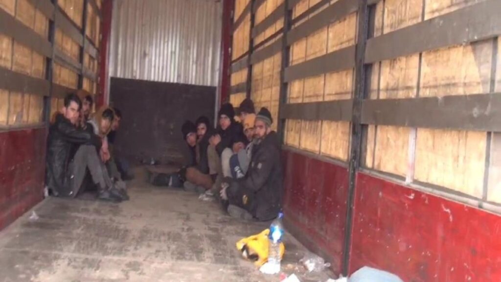 kirsehirde dorsesinde kacak gocmen yakalanan tir soforunun savunmasi RHWz3Fll