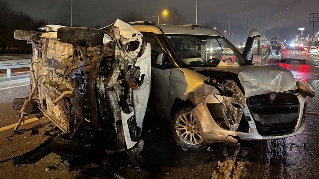 kocaelide ters yone giren alkollu surucu zincirleme kazaya neden oldu 4 yarali jzp3JpEG