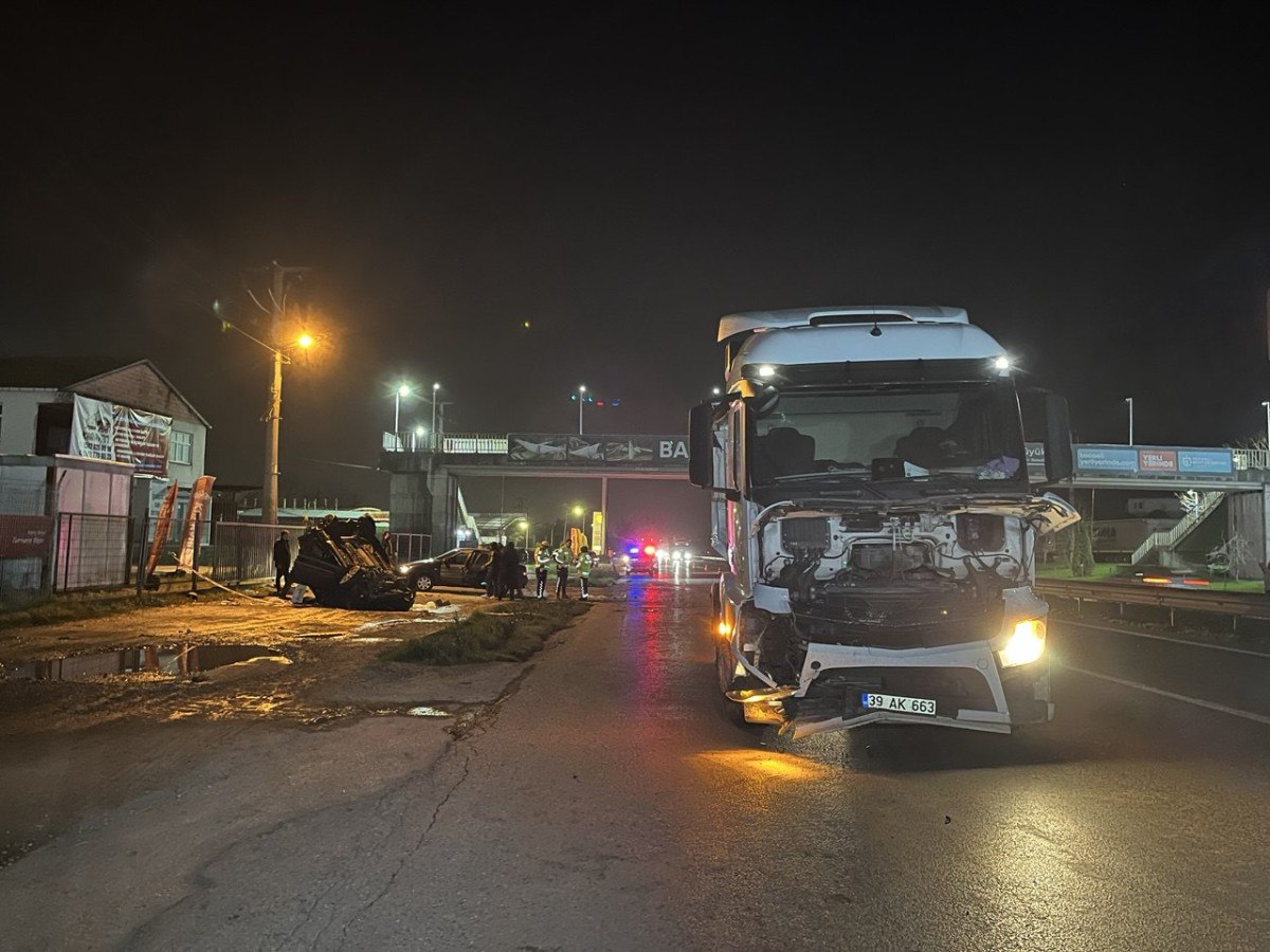Kocaeli'de tırın çarptığı hafif ticari araç takla attı: 3 yaralı 1 kocaelide tirin carptigi hafif ticari arac takla atti 3 yarali 0 12T478wa