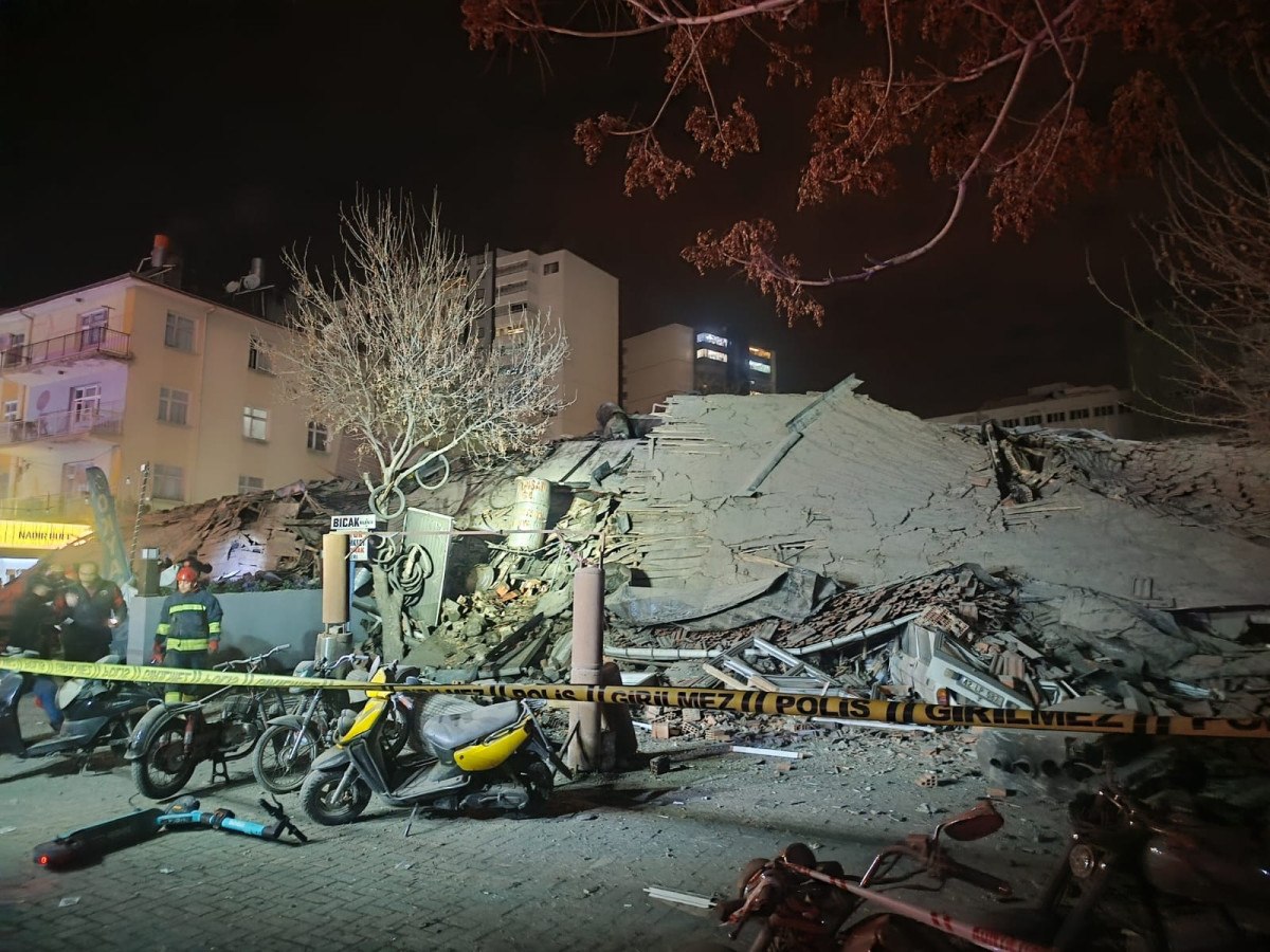 Konya'da 3 katlı bina çöktü 1 konyada 3 katli bina coktu 0 5Wvpnrc3