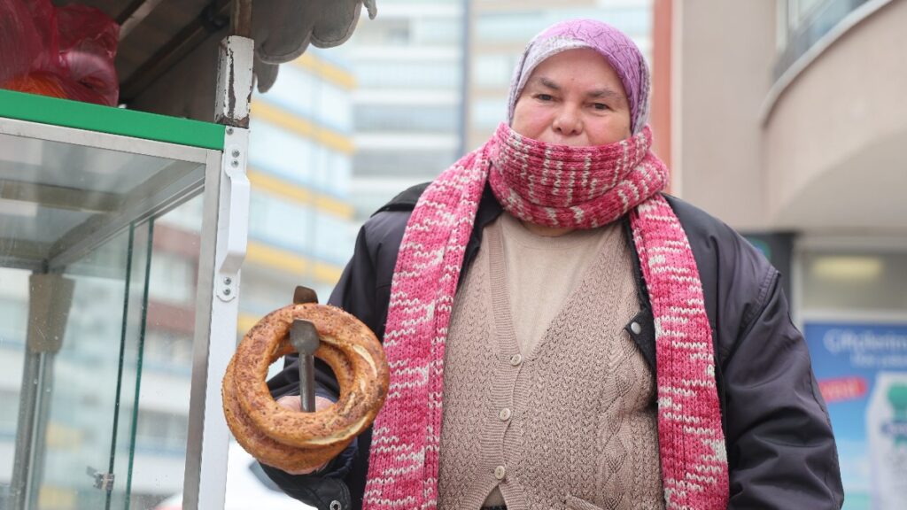 konyada 58 yasindaki kadin evin gecimine katki icin simit tezgahi acti 2Y7K4fle