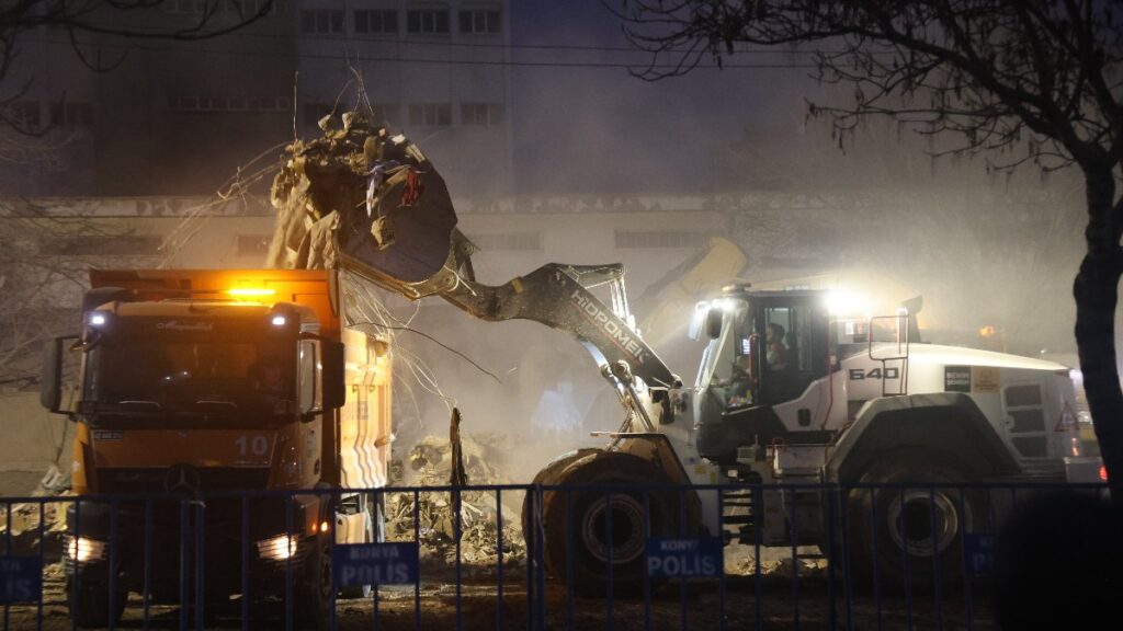 konyada coken binada enkaz kaldirma islemi bitti 8gkFyjwV