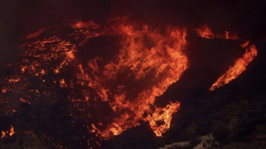 los angelesta tekrar baslayan yangin buyudu yerlesim yerlerini tehdit ediyor JwI8AmZL