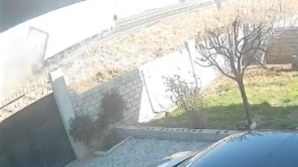 mardinde peynir yuklu tir devrildi DfLxbGeI