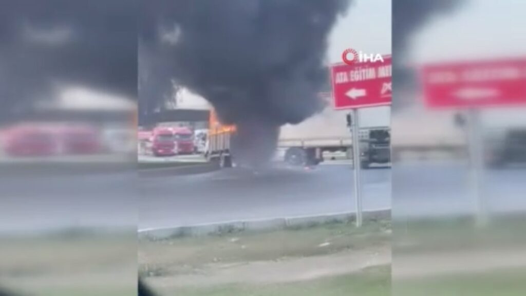 mersinde alev alan kamyonet trafikte seyretti ThpyiaHd