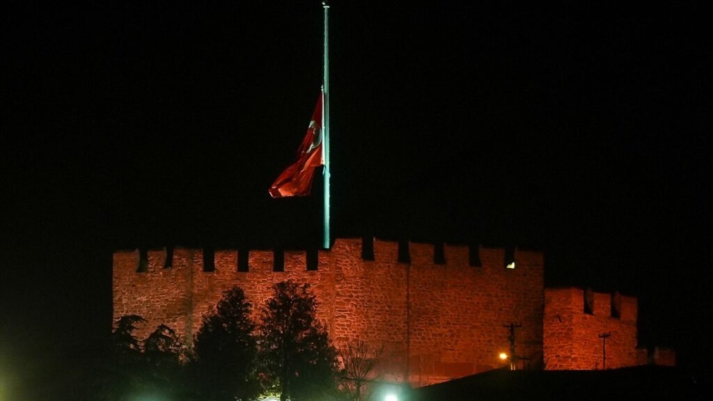 milli yas ilaninin ardindan turkiyede bayraklar yariya indirildi tVrkseBJ