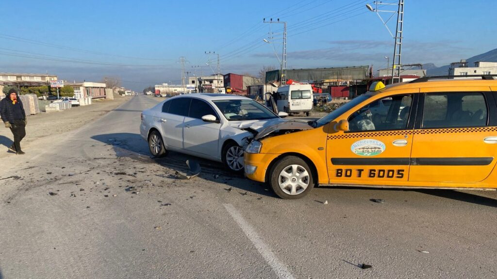 osmaniyede otomobil ile ticari taksi carpisti 2 yarali 1YmKRxTK
