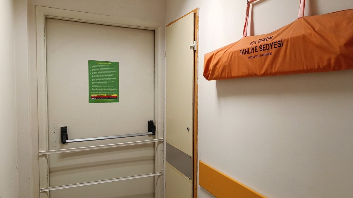 rizede hastanenin acil cikis kapilari kablo kanallariyla kapatildi 2 3NHQ1FGe