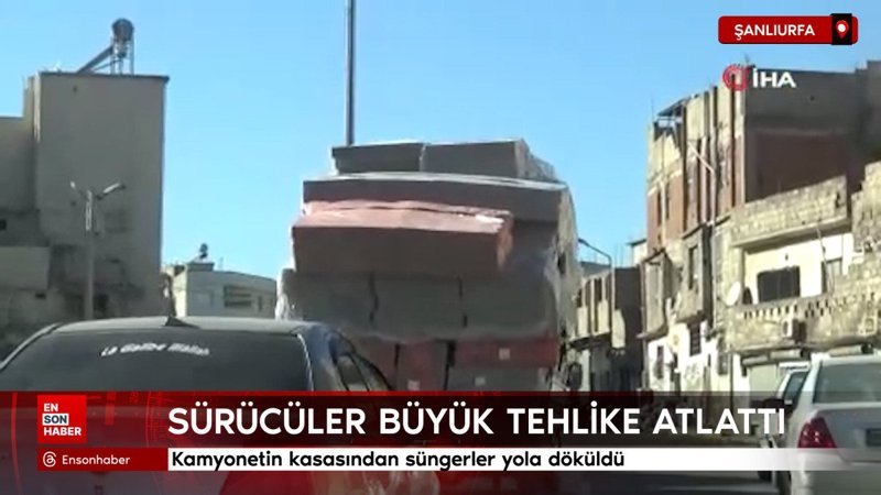 sanliurfada kamyonetin kasasindan sungerler yola dokuldu mlOShHjJ