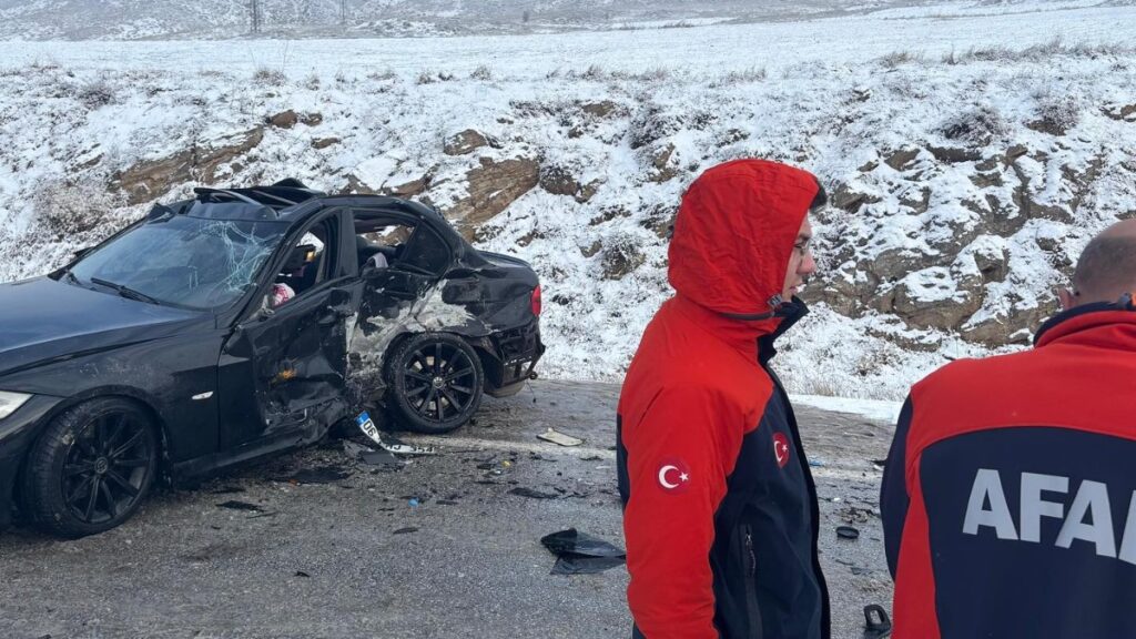 sivasta hafif ticari arac ile otomobil carpisti 9BJpZwxn