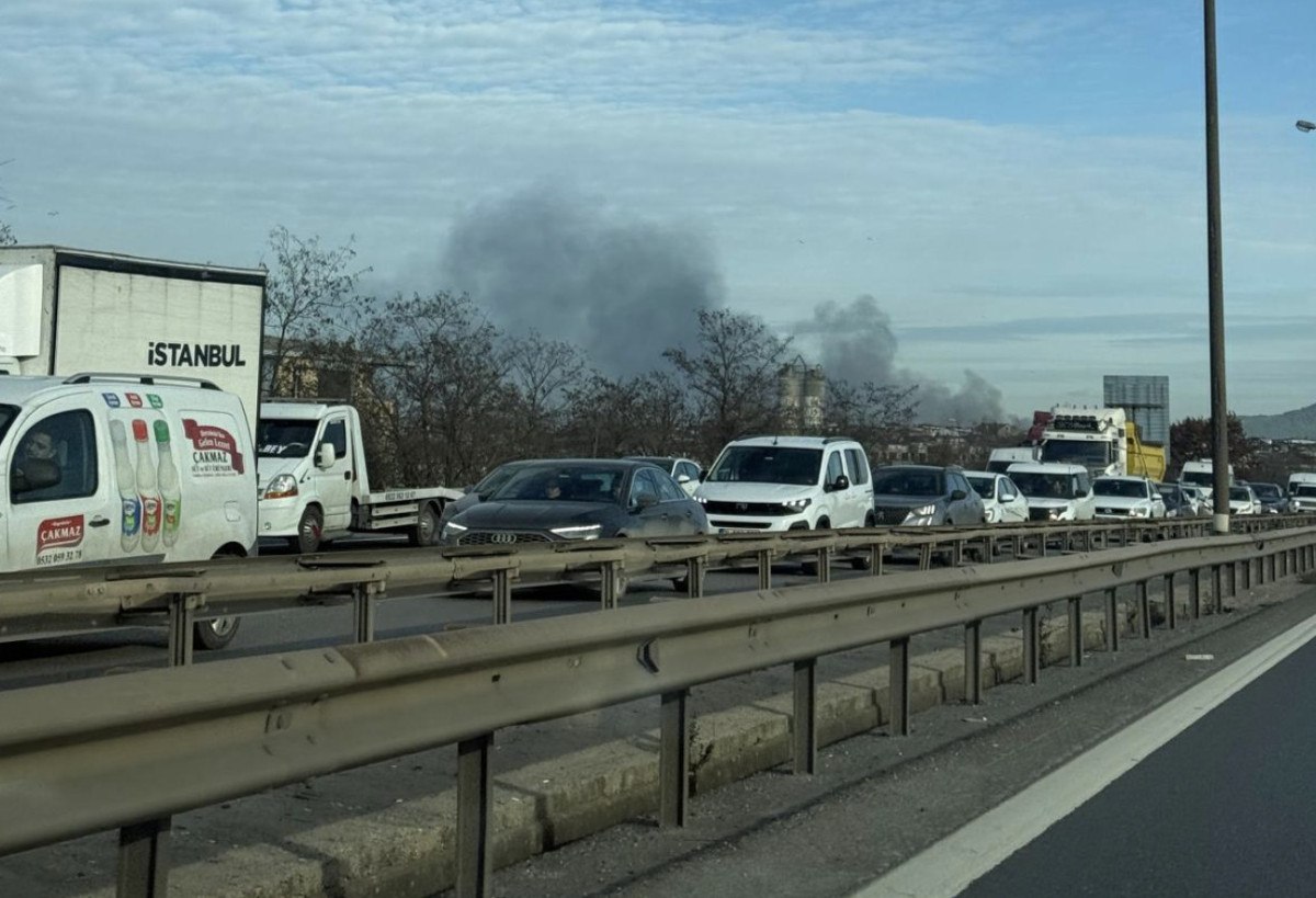 sultanbeylide tekstil atolyesinde yangin ekiplerin calismasi suruyor 2 qwkZtG6H