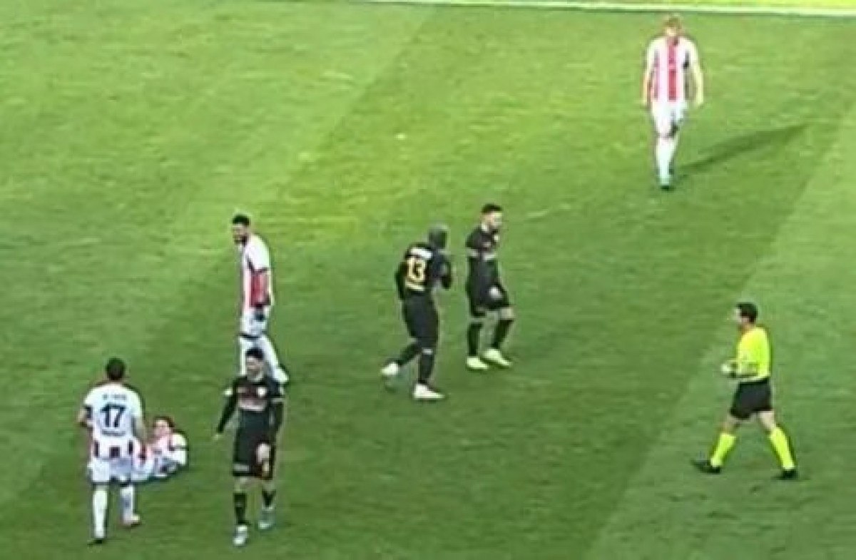 Süper Lig'de ilginç kırmızı kart: Bahoken, takım arkadaşına fiziki müdahalede bulundu 1 super ligde ilginc kirmizi kart bahoken takim arkadasina fiziki mudahalede bulundu 0 4XVvBz1d