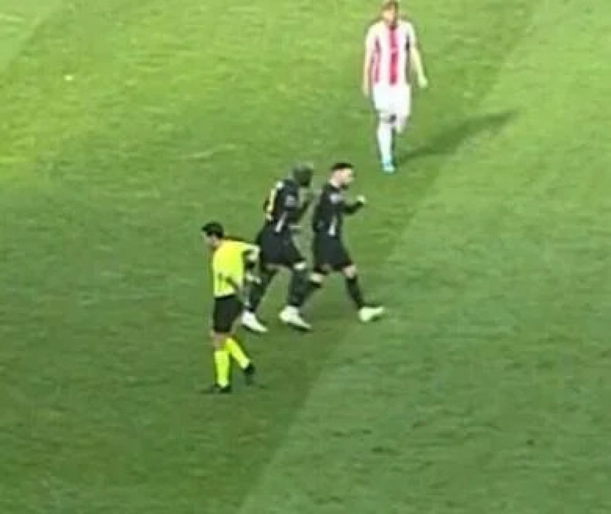 Süper Lig'de ilginç kırmızı kart: Bahoken, takım arkadaşına fiziki müdahalede bulundu 2 super ligde ilginc kirmizi kart bahoken takim arkadasina fiziki mudahalede bulundu 1 NuGMOdsV