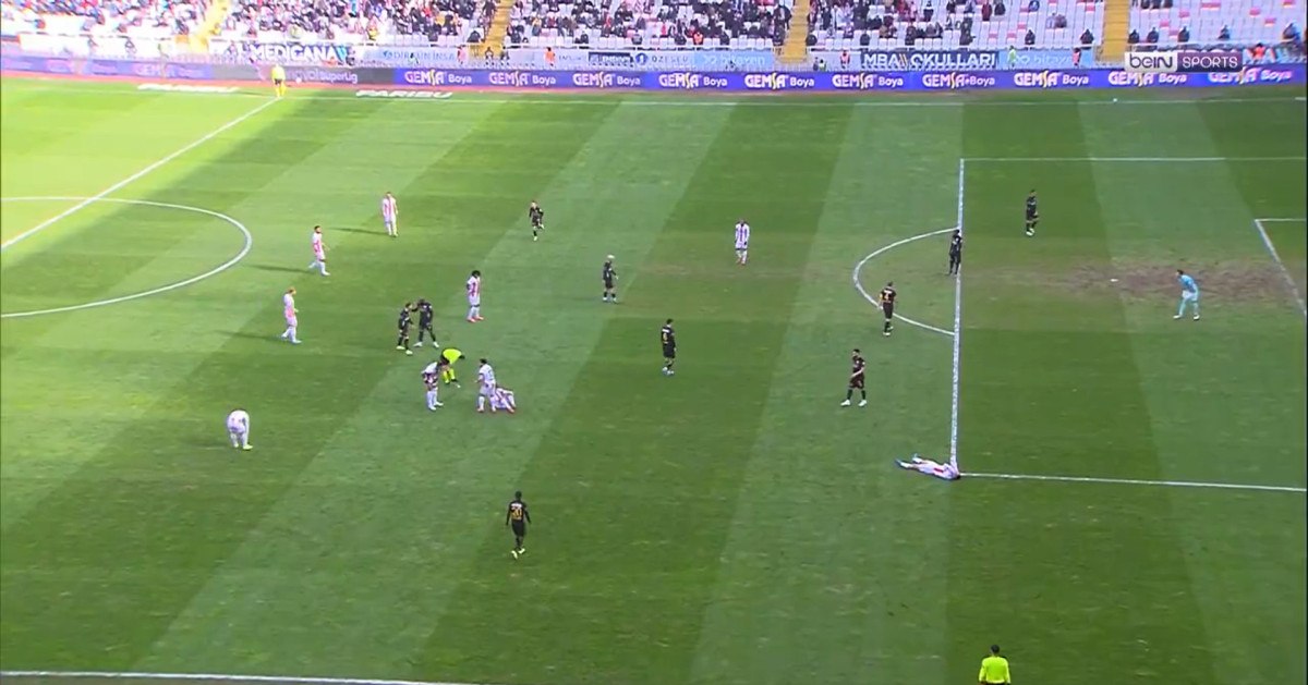 Süper Lig'de ilginç kırmızı kart: Bahoken, takım arkadaşına fiziki müdahalede bulundu 3 super ligde ilginc kirmizi kart bahoken takim arkadasina fiziki mudahalede bulundu 2 Qi71jzY1