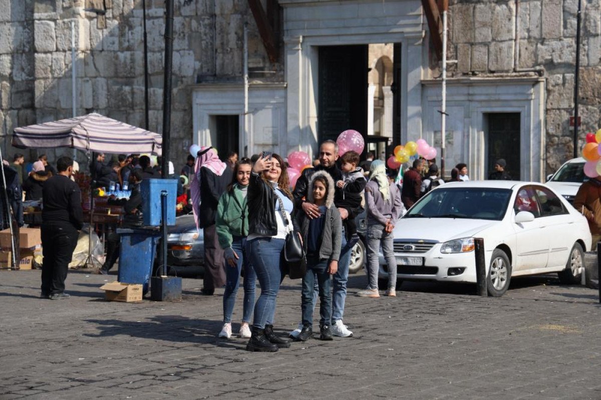 suriyeliler bir kez daha cuma namazi icin emevi camiinde 4 giPNsTqj