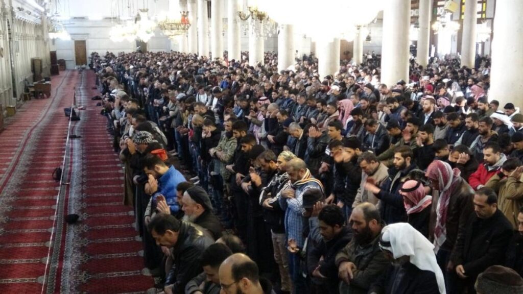 suriyeliler bir kez daha cuma namazi icin emevi camiinde JGFttYGv