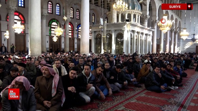 suriyeliler bir kez daha cuma namazi icin emevi camiinde tbOVh9Aa