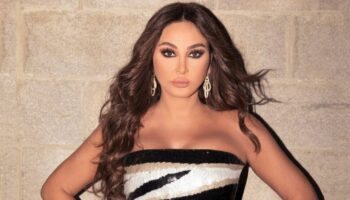 suudi arabistanda odul torenine katilan sarkicinin silikonlari patladi jYUSb1Za