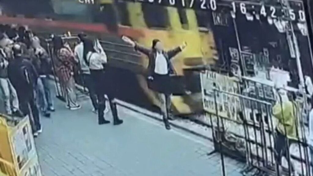 tayvanda fotograf icin poz verirken raylara dustu 5u8dkNBp