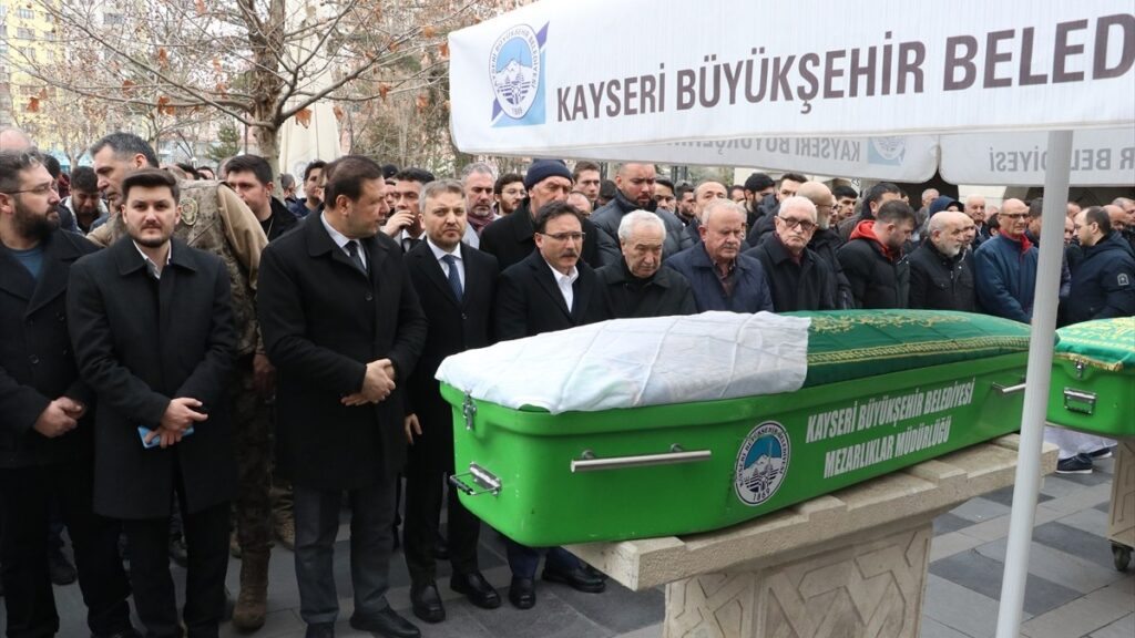 yangin faciasinda vefat eden eslem uyanikin cenazesi kayseride topraga verildi Q4gwbpbv