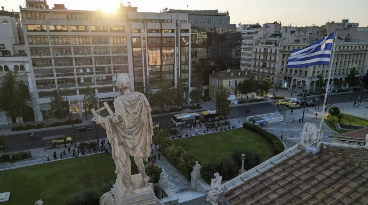 yunanistanda 2 bin yillik antik heykel cop posetinde terk edilmis halde bulundu 0 lHQd6IBp