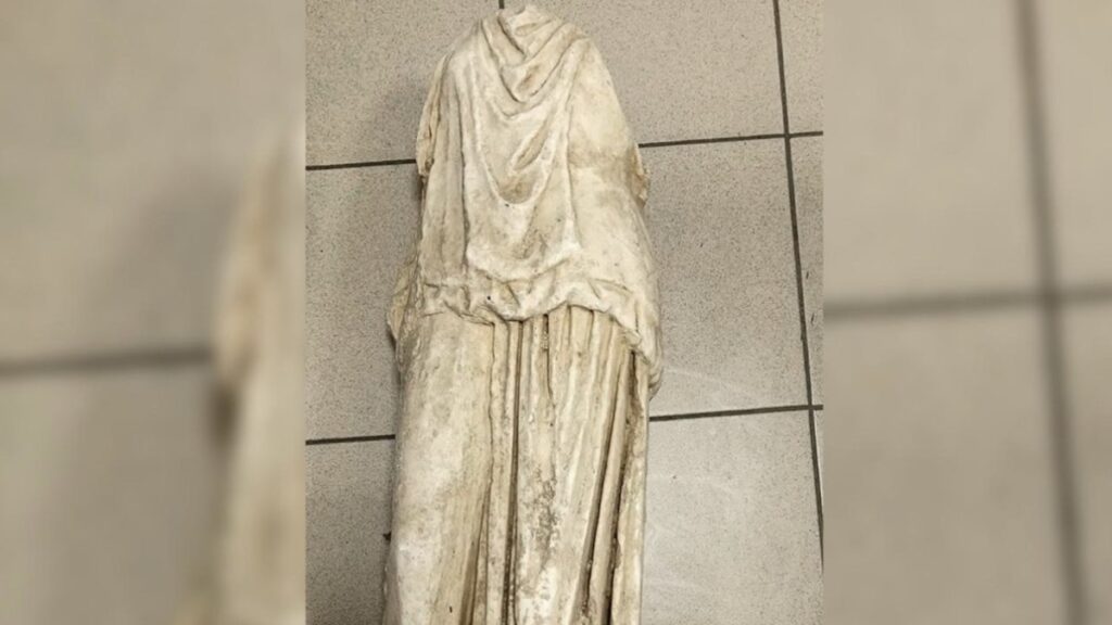 yunanistanda 2 bin yillik antik heykel cop posetinde terk edilmis halde bulundu LwAHvUDk