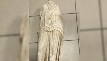 yunanistanda 2 bin yillik antik heykel cop posetinde terk edilmis halde bulundu LwAHvUDk