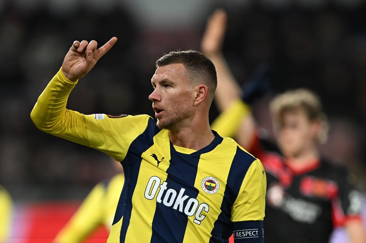 38 yasindaki edin dzeko taraftarin gozdesi bir yil daha kalmali 0
