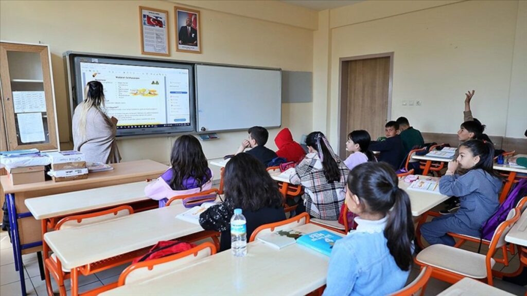 6 subat 2023te yasanan deprem felaketinin 2 yilinda egitime 1 gunluk ara UX1AX7Ab